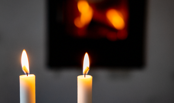 Focusing at the lights in the foreground and shooting fully open at f/1.4, the fireplace in the background is rendered out of focus beautifully.